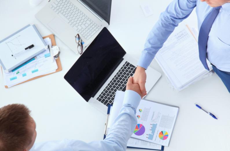 tradução dos contratos compete exclusivamente a especialistas